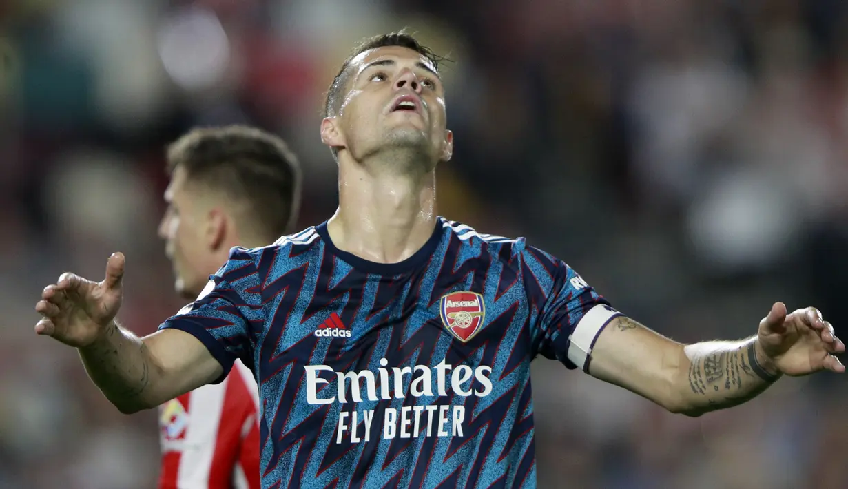 Granit Xhaka. Kapten Arsenal yang sudah membela The Gunners selama 5 musim ini akhirnya menandatangani perpanjangan kontrak hingga 1 tahun ke depan pada 16 Agustus 2021. Hal ini sekaligus mementahkan rumor kepindahannya ke AS Roma yang dihembuskan pelatih Jose Mourinho. (Foto: AP/Ian Walton)