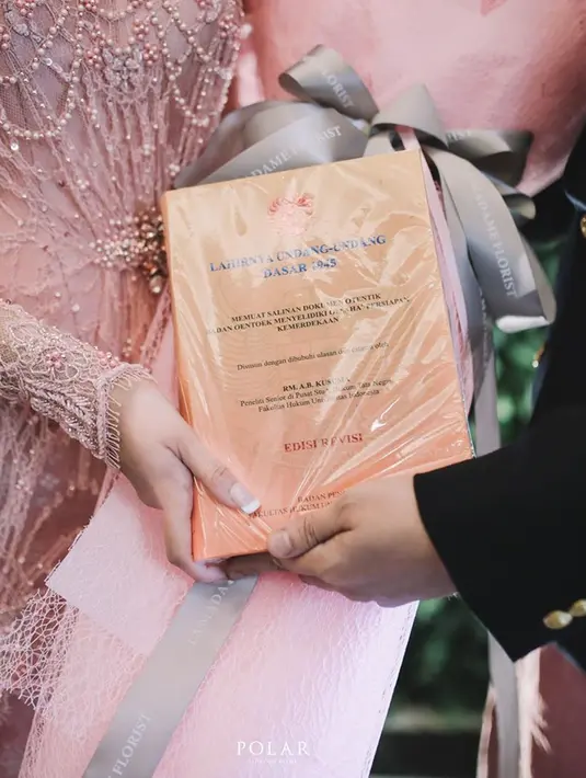 Dalam momen pertunangan pasti akan ada seserahan, dalam pertunangan politikus muda ini pun juga. Namun ternyata seserahan ini sangat unik, Ismail Fajrie Alatas ternyata beri seserahan berupa buku risalah sidang BPUPKI kepadanya (Liputan6.com/IG/tsamaradki)
