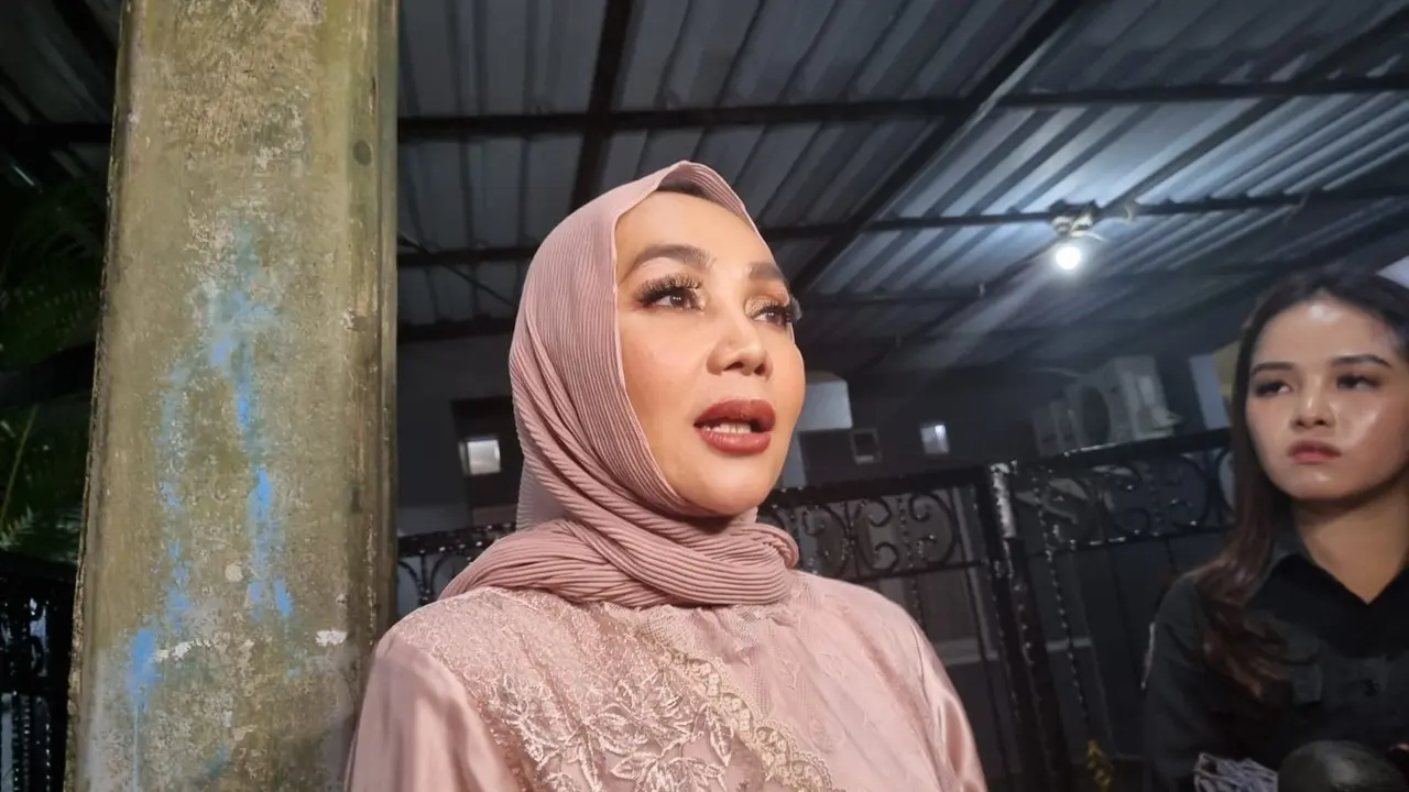 Dewi Gita di Rumah Duka Donny Kesuma