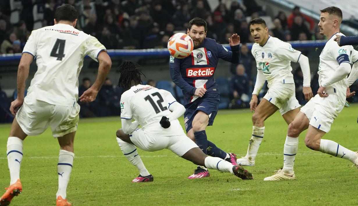 Pemain Paris Saint-Germain (PSG), Lionel Messi, melepaskan tendangan saat melawan Marseille pada laga Piala Prancis di Stadion Stade Velodrome, Rabu (8/2/2022). ini adalah kekalahan ketiga PSG pada tahun 2023. (AP Photo/Laurent Cipriani)