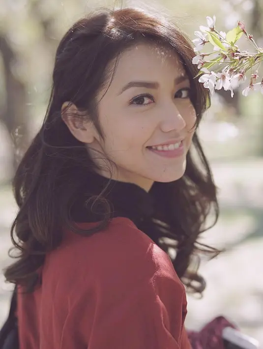 Bukan hanya soal busana, namun Velove memang selalu terlihat cantik karena senyumannya yang manis dan riasan wajahnya yang selalu natural. Tak jarang juga wanita yang satu ini terlihat seperti Barbie. (Instagram/vaelovexia)