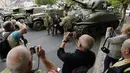 Beberapa koleksi kendaraan eks Perang Dunia II dipamerkan saat peringatan 70 tahun pendaratan Normandia di pusat Sainte-Mere-Eglise, (2/6/2014). (REUTERS/Regis Duvignau)