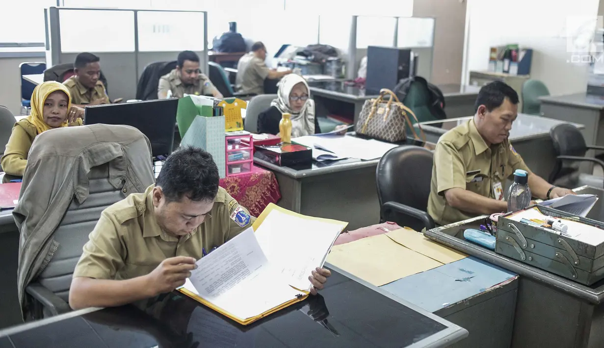 <p>Sejumlah Pegawai Negeri Sipil (PNS) Pemprov DKI Jakarta berakitivitas di Balaikota, Jakarta, Senin (10/6/2019). PNS kembali berdinas di masing-masing instansinya pada hari pertama kerja usai libur nasional dan cuti bersama Hari Raya Idul Fitri 1440 H. (Liputan6.com/Faizal Fanani)</p>