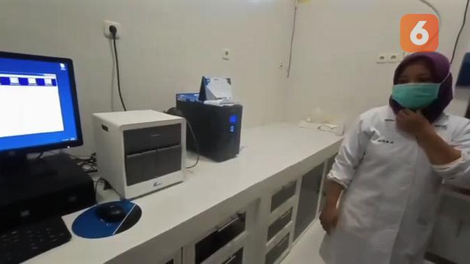 Petugas RSUD Anutapura menunjukkan satu unit alat TCM yang digunakan memeriksa sampel pasien. (Foto: Liputan6.com/ Heri Susanto).