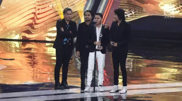 Band Armada menyampaikan kata sambutan setelah meraih penghargaan dalam ajang bergengsi SCTV Awards 2017 di Studio 6 Emtek City, Jakarta, Rabu (29/11). Band Armada membawa pulang piala untuk kategori Band Paling Ngetop. (Liputan6.com/Herman Zakharia)