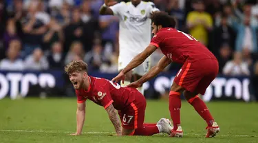 Striker Liverpool Harvey Elliott (kiri) menderita cedera kaki serius menyusul tekel oleh bek Leeds United Pascal Struijk (tidak terlihat) pada pekan keempat Liga Inggris di Elland Road, Minggu (12/9/2021). Elliott mengalami cedera parah ketika Liverpool menang 3-0 atas Leeds United. (Oli SCARFF/AFP)