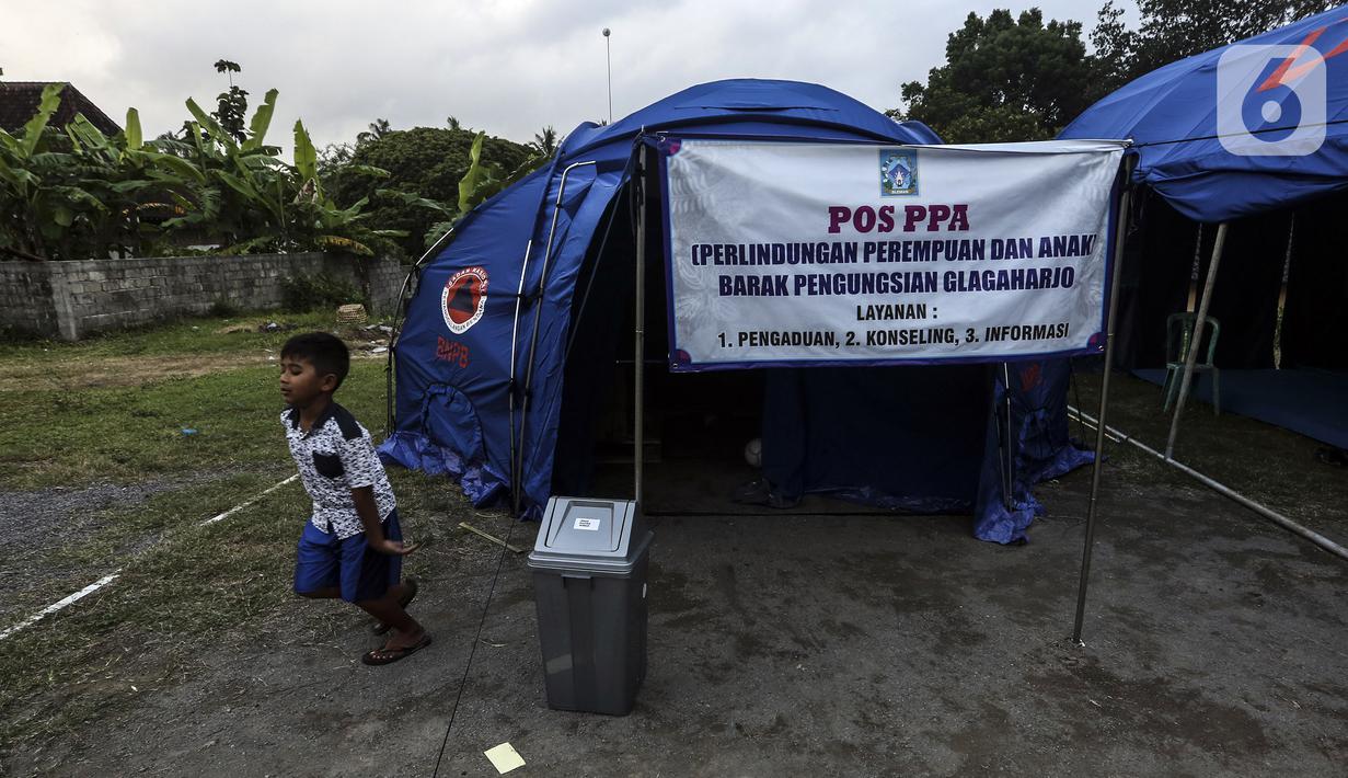 Seorang anak berlari di lokasi pengungsian Gunung Merapi di Desa Glagaharjo, Sleman, Jawa Tengah, Rabu (18/11/2020). Kondisi Gunung Merapi yang memasuki level siaga membuat beberapa desa dengan radius 5 Km dari puncak Gunung Merapi mengungsikan penduduknya. (Liputan6.com/Johan Tallo)