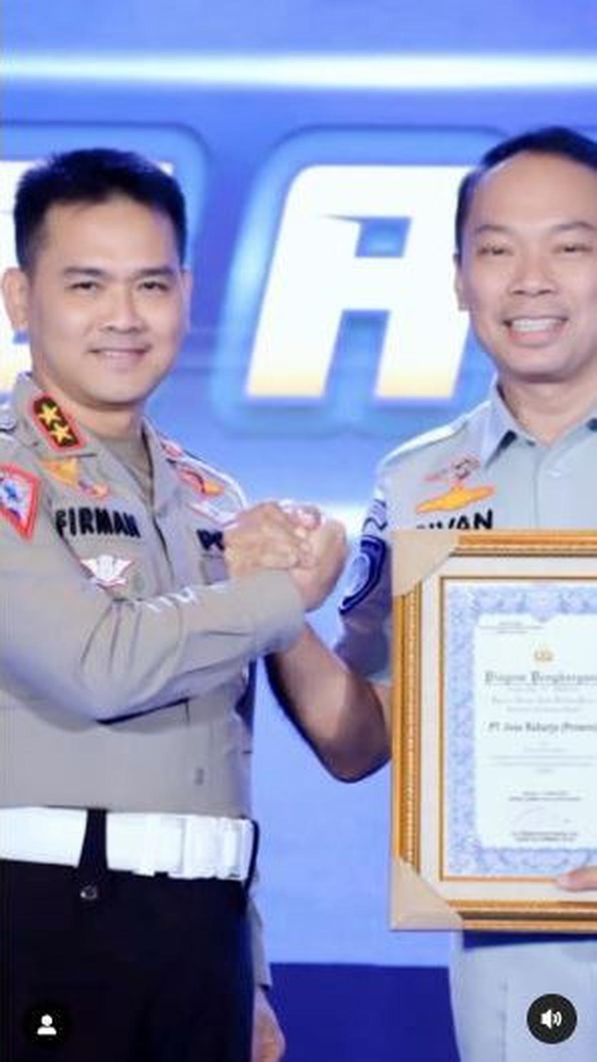 "Semoga Allah SWT, selalu melindungi Mas Firman sekeluarga dan selalu dalam keBerkahan Aamiiin YRA," tambahnya. <br>