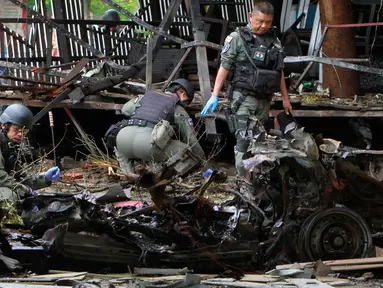 Tentara Thailand memeriksa mobil yang hancur usai ledakan bom di lokasi ledakan bom mobil di sebuah hotel, Provinsi Pattani, Thailand, Rabu (24/8). Ledakan bom mobil tersebut menewaskan satu orang dan 30 orang luka-luka. (REUTERS/Surapan Boonthanom)