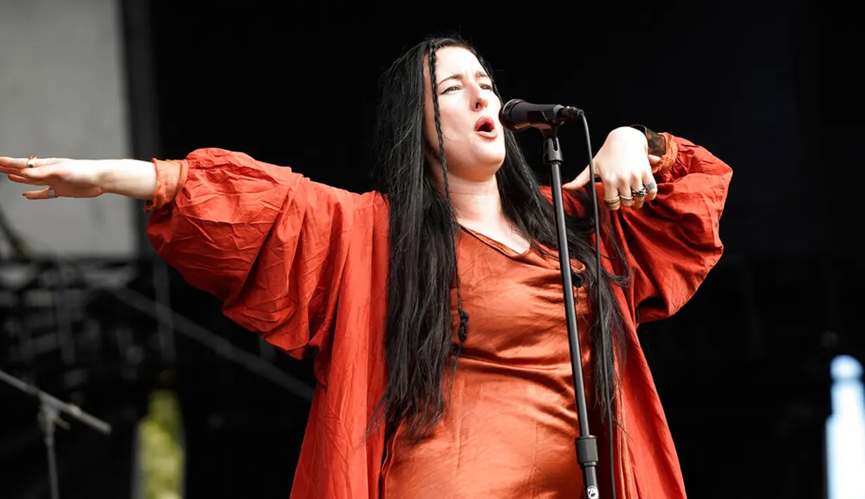 Zola Jesus tampil pada hari ketiga Riot Fest 2022 di Douglass Park, Chicago, Amerika Serikat, 18 September 2022. (Photo by Rob Grabowski/Invision/AP)