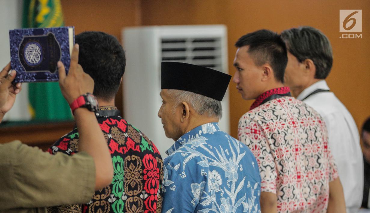 Ketua Dewan Kehormatan Partai Amanat Nasional (PAN), Amien Rais saat disumpah menjadi saksi dalam persidangan kasus berita bohong atau hoaks dengan terdakwa Ratna Sarumpaet di Pengadilan Negeri Jakarta Selatan, Kamis (4/4). Sidang kali ini beragendakan pemeriksaan saksi. (Liputan6.com/Faizal Fanani)
