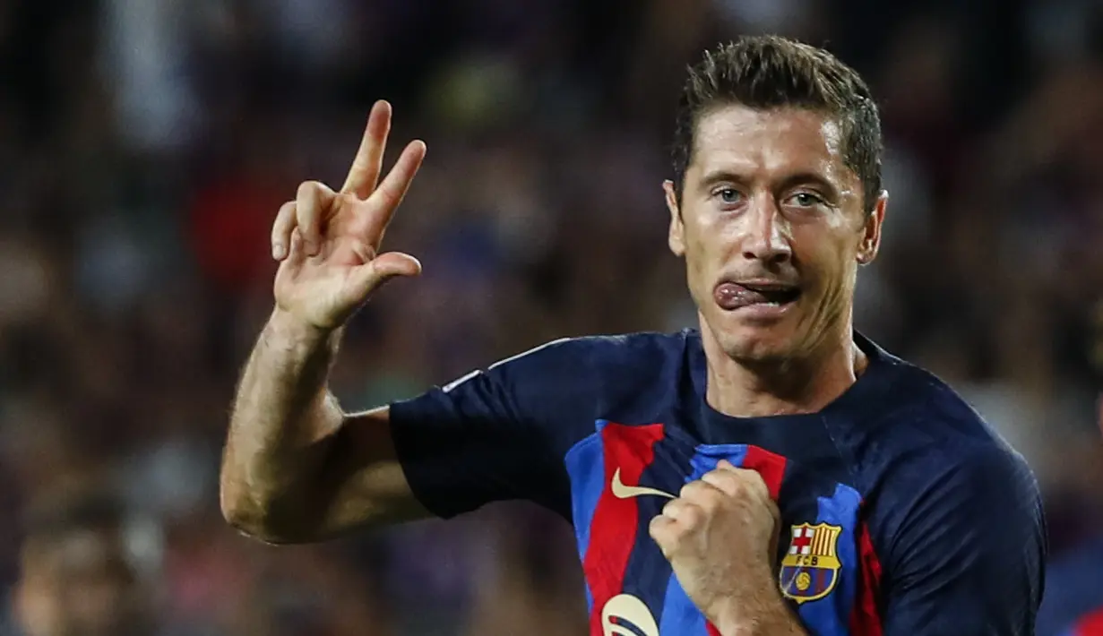 Penyerang Barcelona, Robert Lewandowski berselebrasi setelah mencetak hattrick ke gawang Viktoria Plzen pada pertandingan Grup C Liga Champions di stadion Camp Nou di Barcelona, Spanyol, Kamis (8/9/2022). Barcelona menang telak atas Viktoria Plzen 5-1. (AP Photo/Joan Monfort)