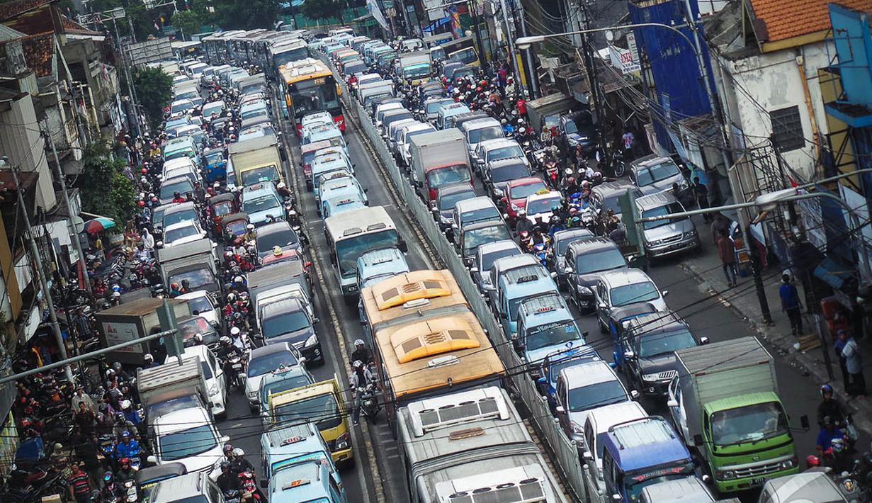 Sejumlah kendaraan terjebak macet akibat pembongkaran ruko di bantaran Kali Ciliwung, Jakarta, (28/8)(Liputan6.com/Faizal Fanani)