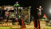 Pebalap motocross asal Kediri, Latian Juan memastikan sebagai juara umum seri perdana Trial Game Dirt 2023 yang digelar di Sirkuit Balapan Benteng Vasternburg, Solo, Sabtu (13/5) malam. (Dok Trial Game Dirt 2023)