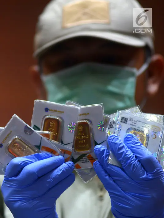 Penyidik KPK menunjukkan barang bukti emas dalam operasi tangkap tangan (OTT) terhadap anggota Komisi XI Amin Santono, Jakarta, Sabtu (5/5). Amin Santono merupakan anggota Komisi XI dari Fraksi Demokrat. (Merdeka.com/Imam Buhori)