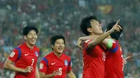 Kim Young-Gwon disambut rekan-rekannya usai cetak gol kedua Korsel (REUTERS/Edgar Su)