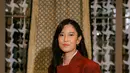 Anting gantung berlian bermata ruby melengkapi tampilan pesona Dian Sastrowardoyo [@therealdisastr]