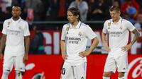 Pemain Real Madrid, Luka Modric, tampak kecewa setelah ditaklukkan Girona pada laga Liga Spanyol di Stadion Montilivi, Rabu (26/04/2023). (AP Photo/Joan Monfort)