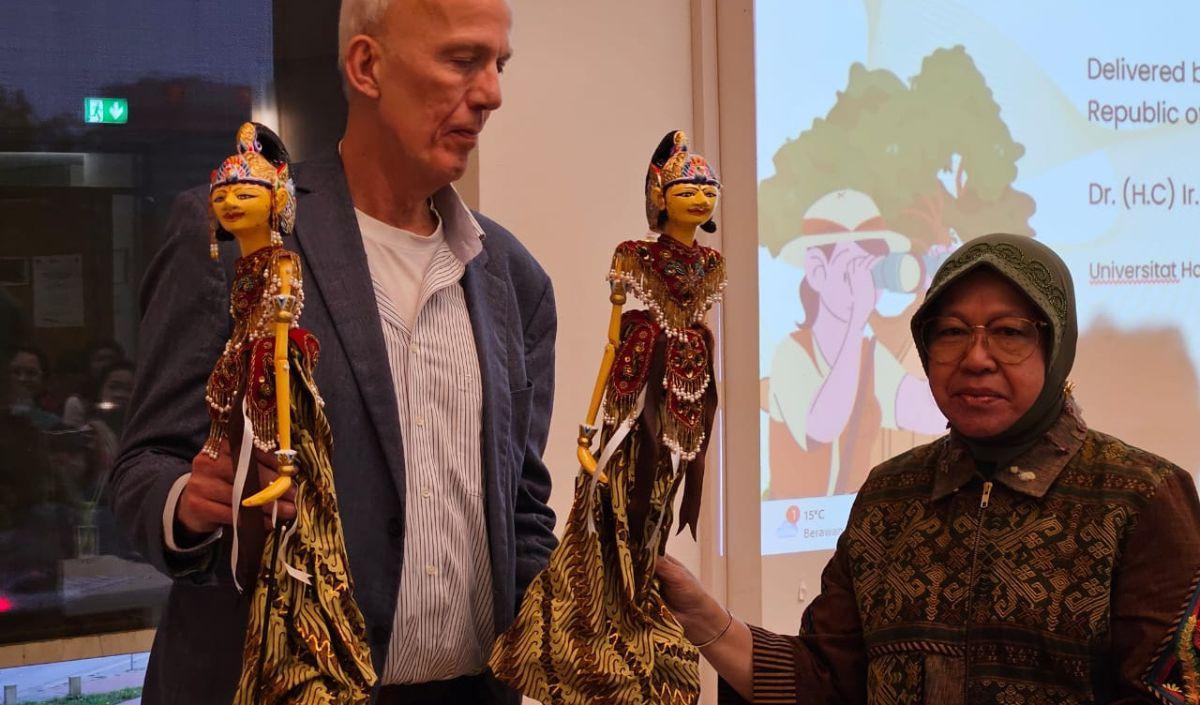Usai penyerahan Cinderamata Wayang Nakula dan Sadewa setelah kuliah umum, Prof. Jan menyatakan kekagumannya pada Mensos Risma karena semangat dan tenaganya yang tidak ada lelahnya.<br>