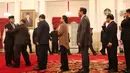 Sejumlah menteri antre memberi selamat kepada Kepala BNN Irjen Heru Winarko usai pelantikan di Istana Negara, Jakarta, Kamis (1/3). Presiden Jokowi berharap Heru dapat menelurkan standar pengelolaan organisasi yang baik di BNN. (Liputan6.com/Angga Yuniar)