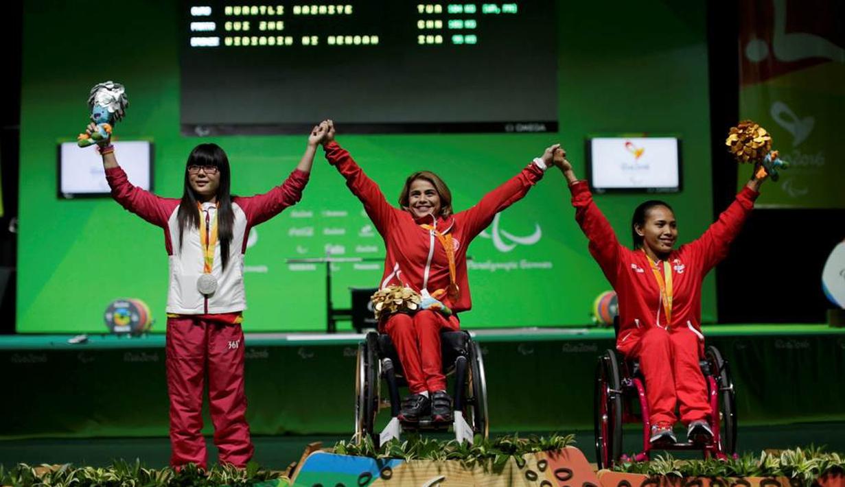 Ni Nengah Widiasih (kanan), bersama peraih emas, Muratli Nazmiye (Turki), dan peraih perak, Cui Zhe (China), kelas -42 kg putri Paralimpiade Rio 2016 di Pavilion 2 Rio Centro, Brasil, Jumat (9/9/2016) dini hari WIB. (Reuters/Ueslei Marcelino)