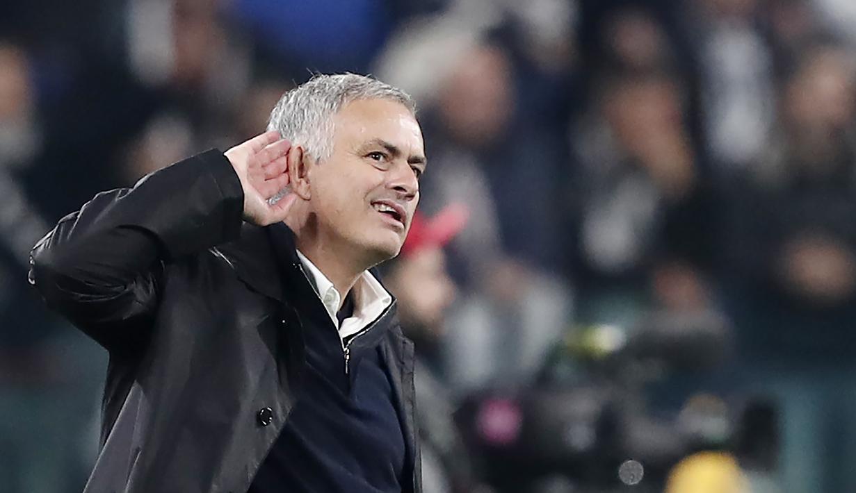 2. Pengganti Sepadan - Hingga saat ini belum ada pelatih nganggur yang memiliki kualitas sepadan dengan Mourinho. Mourinho adalah salah satu manajer terbaik yang sudah memenangkan banyak gelar. (AFP/Isabella Bonotto)
