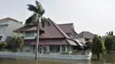 Kondisi banjir rob saat merendam kompleks Perumahan Pantai Mutiara, Pluit, Jakarta, Minggu (7/6/2020). Tanggul jebol dengan panjang sekitar 10 meter yang terjadi bersamaan air pasang pada Sabtu (6/6) menyebabkan perumahan tersebut terendam banjir rob mencapai 120 cm. (merdeka.com/Iqbal S. Nugroho)