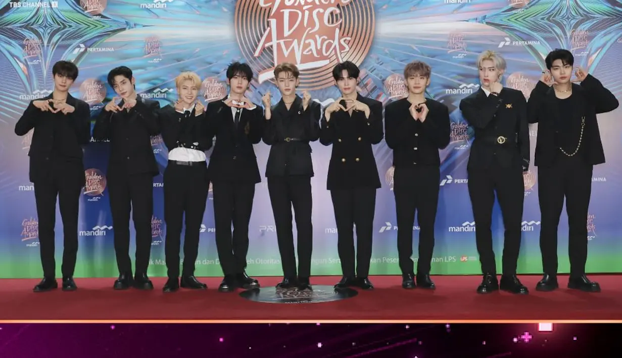 <p>Hadir juga rookie K-Pop idol, ZEROBASEONE mengenakan setelan jas hitam dengan gaya khas masing-masing. [@golden_disc]</p>