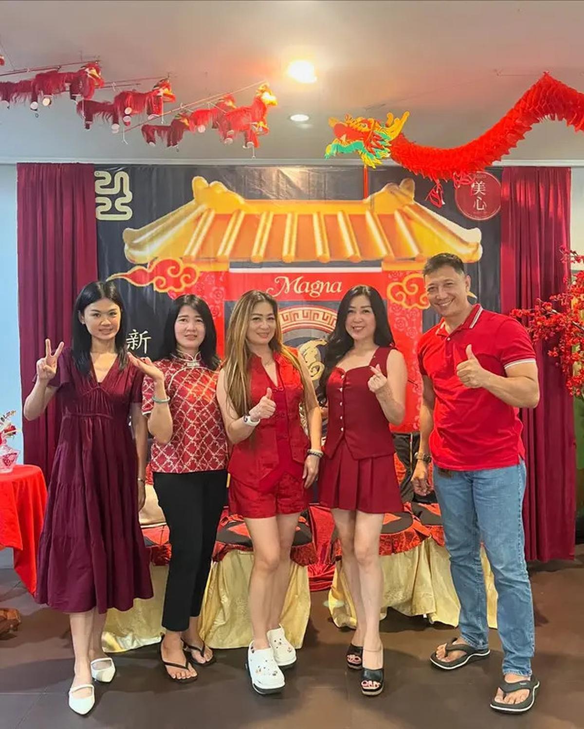6 Potret Julie Tan Ibunda Larissa Chou Rayakan Imlek, Awet MudaGendongCucu