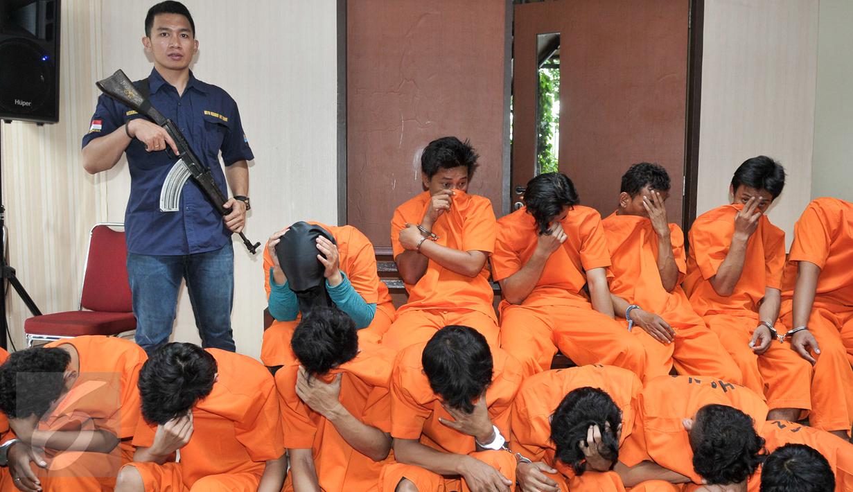 Tersangka pengedar ganja jaringan Aceh-Lampung- Jakarta yang dihadirkan saat rilis di RS Polri, Jakarta Timur, Jumat (6/1). Dari 15 tersangka, petugas menemukan barang bukti 459 kg ganja yang siap dijual di Jabotabek. (Liputan6.com/Yoppy Renato)