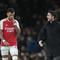 Manajer Arsenal Mikel Arteta, kanan, dan Ben White dari Arsenal, kiri, saat pertandingan sepak bola Liga Premier Inggris antara Arsenal dan West Ham di stadion Emirates di London, Inggris, Kamis, 28 Desember 2023. (AP Photo/Alastair Grant)