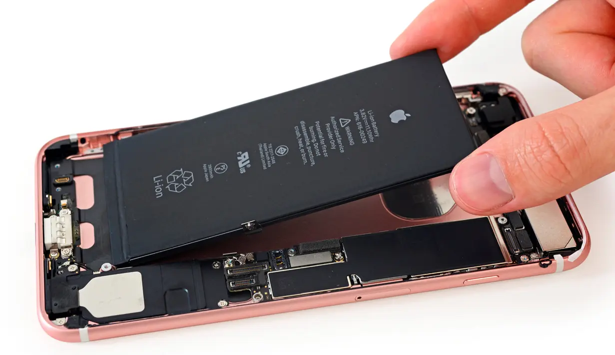 Ponsel iPhone 7 Plus saat dibongkar oleh iFixit di Jepang (16/9). Ponsel dengan 3 GB RAM ini tersedia dalam memori 32/128/256 GB. (Courtesy iFixit/REUTERS)
