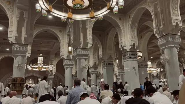 Momen Umay Shahab dan Iqbaal Ramadhan Umrah Bareng (credit: https://www.instagram.com/umayshahab/)
