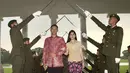 Annisa Pohan dan Agus Yudhyono saat mengikuti acara gladi resik Prosesi Pedang Pora pada 6 Juli 2005. Prosesi Pedang Pora memiliki makna yang mendalam bagi pasangan pengantin. (Instagram/annisayudhoyo)