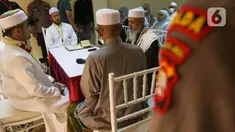 Suasana pernikahan anak narapidana terorisme (napiter) di Rumah Tahanan Polda Metro Jaya, Sabtu (14/5/2022). Dentasemen Khusus (Densus) 88 Polri bekerjasama dengan Satuan Perawatan Tahanan dan Barang Bukti (Sat Tahti) memfasilitasi pernikahan anak narapidana terorisme (napiter) Husein Hasny (Habib Husein). (Liputan6.com/Herman Zakharia)