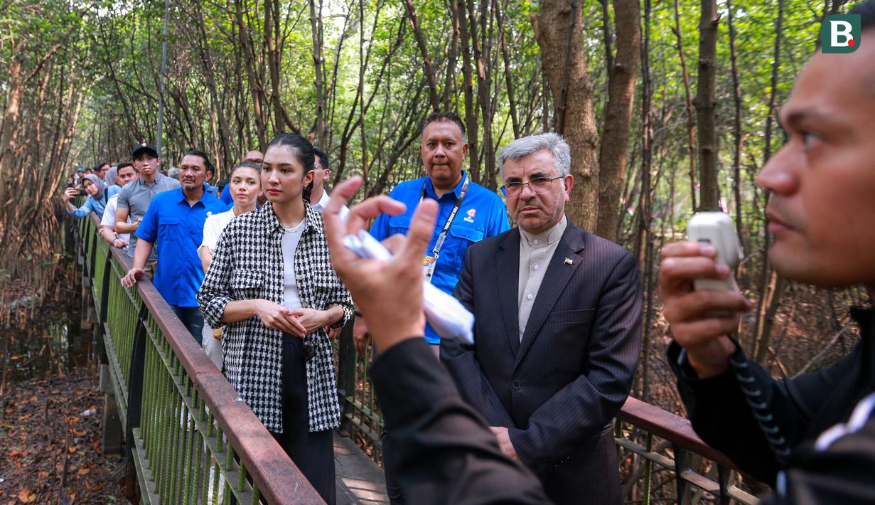 Duta Besar Iran untuk Indonesia Mahdi Rounagh (kanan), Wakil Ketua LOC Piala Dunia FIBA 2023 Agus Antares Mauro (tengah), dan perwakilan dari Kemenpora RI Mikha Tambayong (kiri) tengah mendengarkan penjelasan dari pemandu saat berjalan menuju lokasi acara penanaman bakau "Kick-off Dribbling Towards Sustainbility FIBA Basketball World Cup 2023" di Kawasan Ekowisata Mangrove PIK, Jakarta, Selasa (22/08/2023). (Bola.com/Bagaskara Lazuardi)