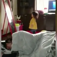 Hahaha, karena bersinnya sendiri yang terlalu bersemangat, balita ini jatuh ke lantai. (Via: youtube.com)