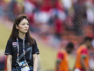 Manajer Timnas Thailand, Watanya Wongopasi, memberi semangat saat melawan Indonesia pada laga SEA Games di Stadion Shah Alam, Selangor, Selasa (15/8/2017). Kedua negara bermain imbang 1-1. (Bola.com/Vitalis Yogi Trisna)