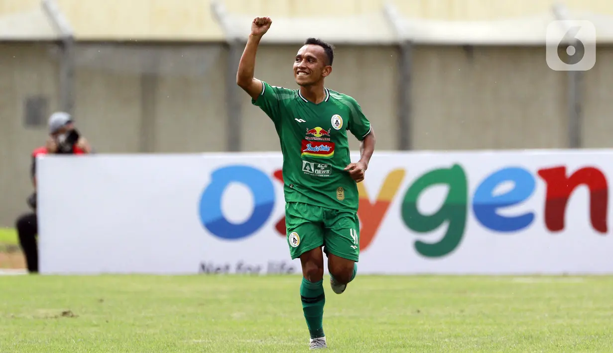 Pemain PSS Sleman Irfan Jaya melakukan selebrasi usai mencetak gol ke gawang Madura United pada laga Piala Menpora 2021 di Stadion Si Jalak Harupat, Bandung, Jawa Barat, Selasa (23/3/2021). Madura United menang 2-1 atas PSS Sleman. (Bola.com/M Iqbal Ichsan)