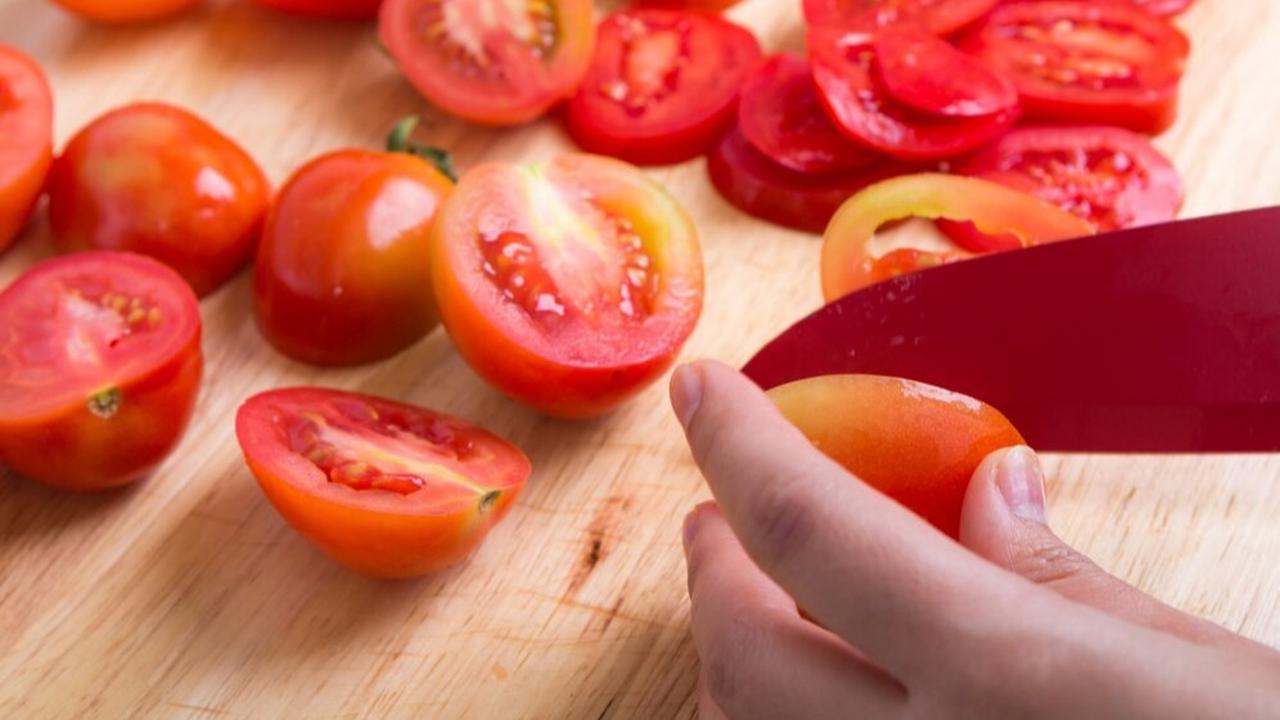 1. Tomat Sayur: Bentuk Tidak Teratur, Tekstur Lembut