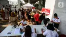 Antrean warga membeli paket sembako di Bazar Ramadan Sembako Murah LRT Jakarta di Jakarta Utara, Senin (25/3/2024). (Liputan6.com/Angga Yuniar)
