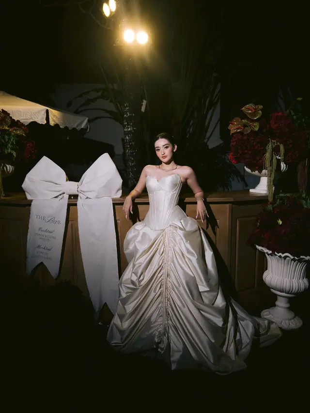 Kontras dengan Pemberkatan, Ranty Maria Tampil Lebih Terbuka Pakai Gaun Tanpa Lengan di Momen Resepsi Pernikahan