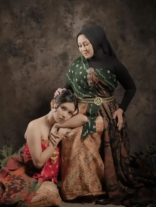 Ibu dan anak ini terlihat begitu cantik dalam pemotertan tersebut [instagram/shakirajsmn]