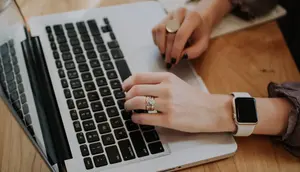 Ngecas Laptop Bisa Dilakukan Tanpa Power Adaptor, Begini Caranya