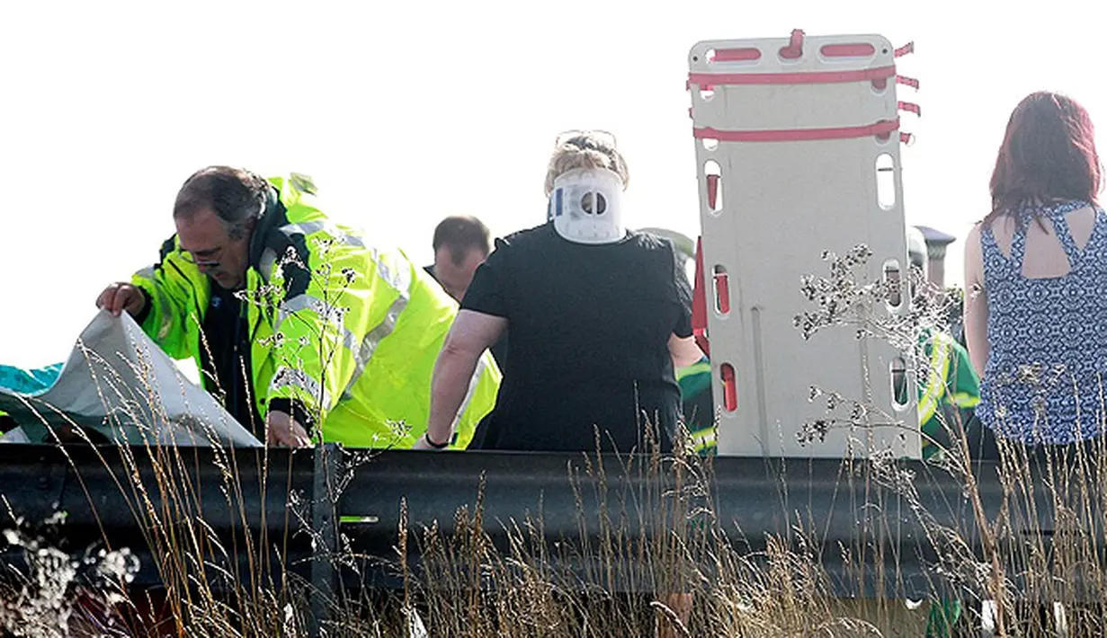 Martin Stammers, pengendara mobil yang berada di lokasi, mengatakan jarak pandang hanya sektar 9-18 meter ketika dia mendekat ke jembatan. (Dailymail/PA/wwn)