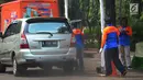 Petugas saat melakukan uji emisi mobil di Kalibata, Jakarta, Rabu (24/7). Uji emisi kendaraan di lakukan untuk kadar kualitas udara perkotaan, seiring meningkatnya volume kendaraan bermotor di kota-kota besar. (Merdeka.com/Imam Buhori)