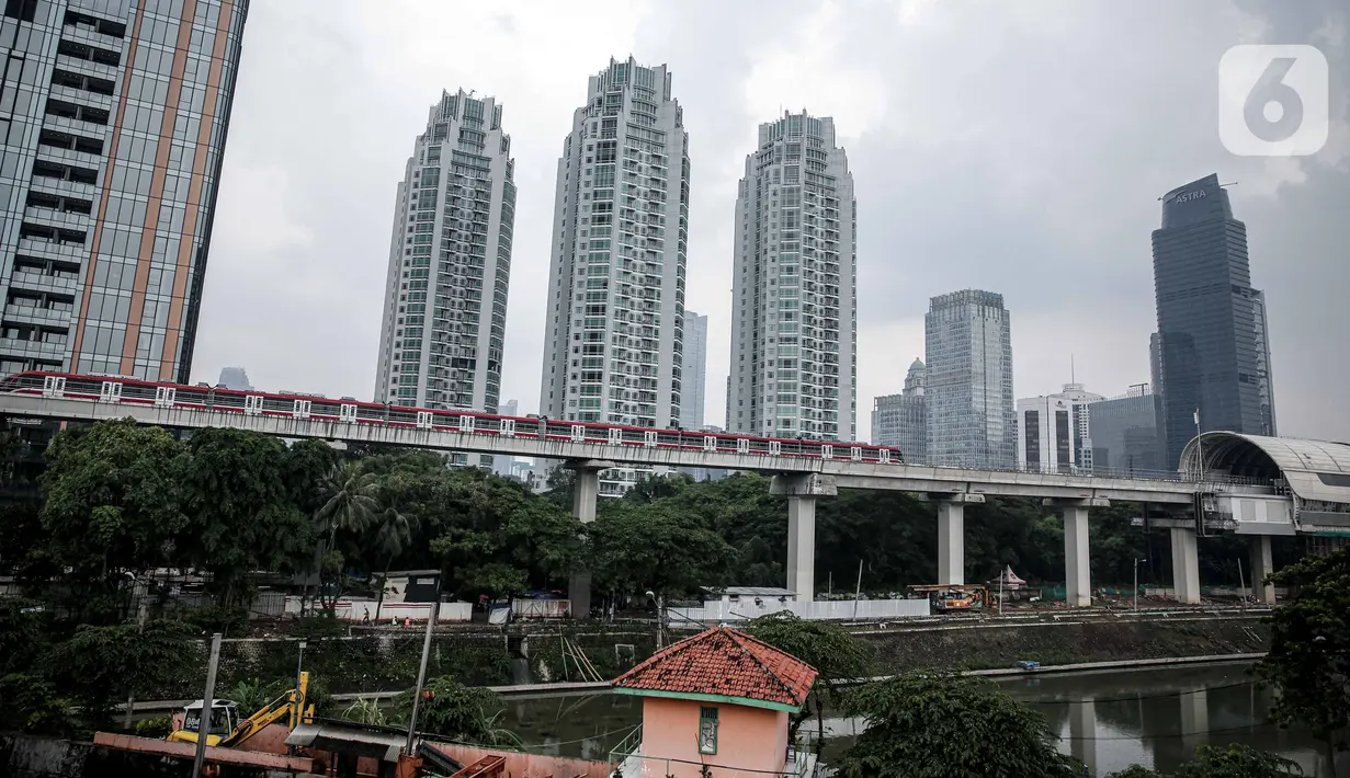 Gerbong kereta Light Rail Transit (LRT) terparkir di jalur Dukuh Atas, Jakarta, Kamis (17/2/2022). LRT Jabodebek direncanakan akan beroperasi sebagai moda transportasi umum mulai tanggal 17 Agustus 2022. (Liputan6.com/Faizal Fanani)