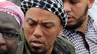 Dalam foto 5 Mei 2012, penyanyi rap Jerman, Denis Cuspert, tengah, berada di antara jemaah Salafi di B Bonn, Jerman. (AFP)