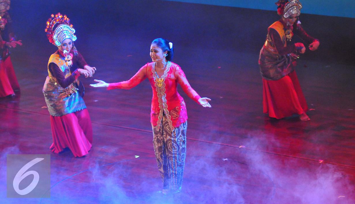 Sejumlah seniman mementaskan teater Kebangsaan Tripikala di Tim, Cikini, Jakarta, Senin ( 23/1). Teater kebangsan tersebut menceritakan tentang kondisi politik saat ini yang di bawakan dengan sindiran dan humor. (Liputan6.com/Angga Yuniar)