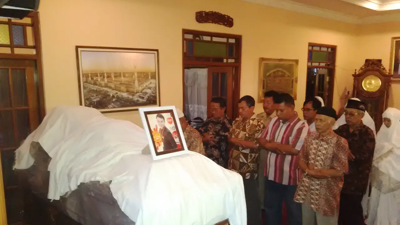 Pramugara AirAsia QZ8501 Akan Dimakamkan, Ratusan Pelayat Datang